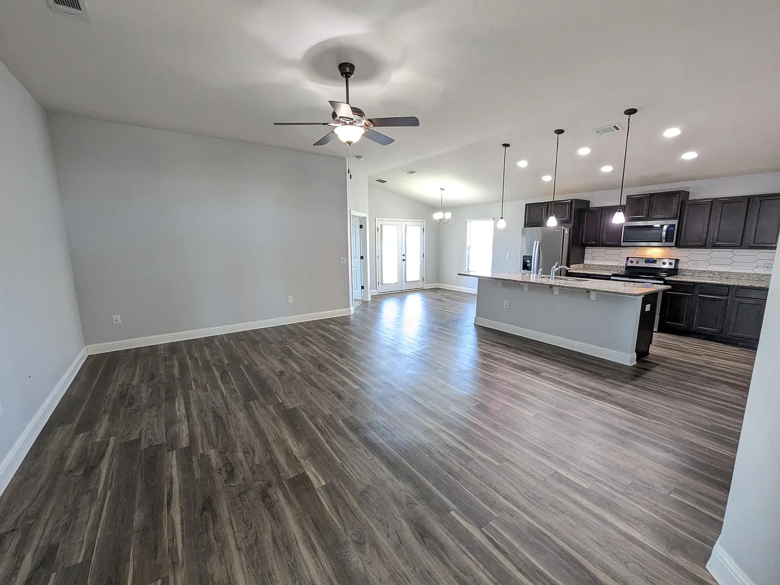 4 bed, 2.0 bath, 1735 sqft, $2,320 — Photo 2
