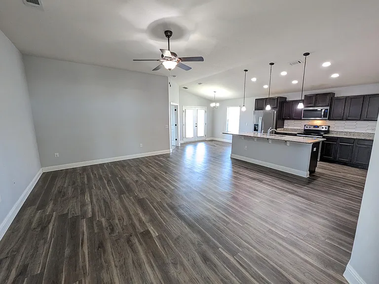 2401 Spur Ln — Photo 2