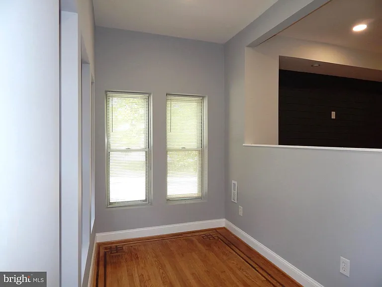 301 Cornwall St — Photo 2