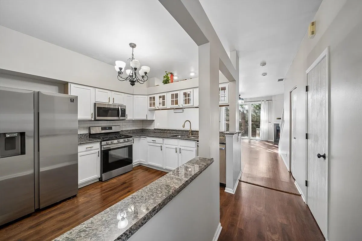 2 bed, 1.5 bath, 1216 sqft, $2,400 — Photo 2