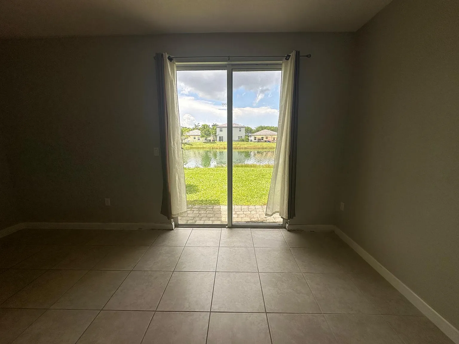 2 bed, 2.5 bath, 1290 sqft, $1,900 — Photo 2