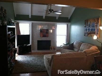 Great Unit with 2 Garage Spaces!
						:
						This unit has 2 garages spaces and room for 2 cars on the drive way!