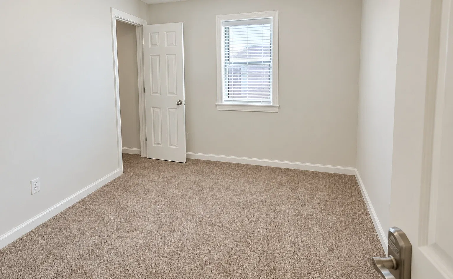 5 bed, 1.0 bath, 2400 sqft, $595 — Photo 2