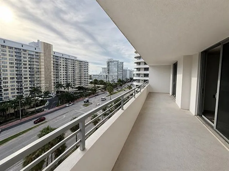5555 Collins Ave #9V — Photo 18
