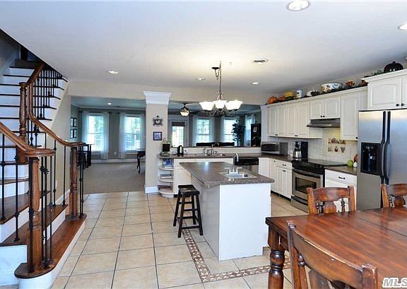 5th image of 63 Crestwood Dr