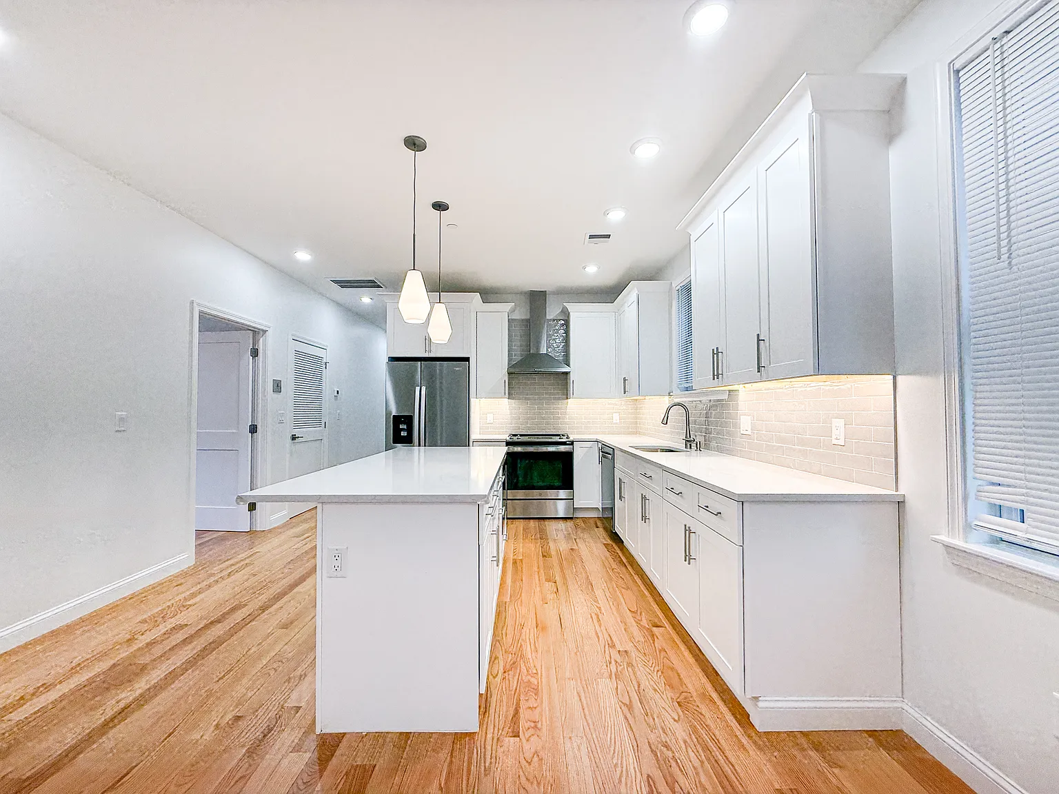 3 bed, 1200 sqft, $3,850 — Photo 4