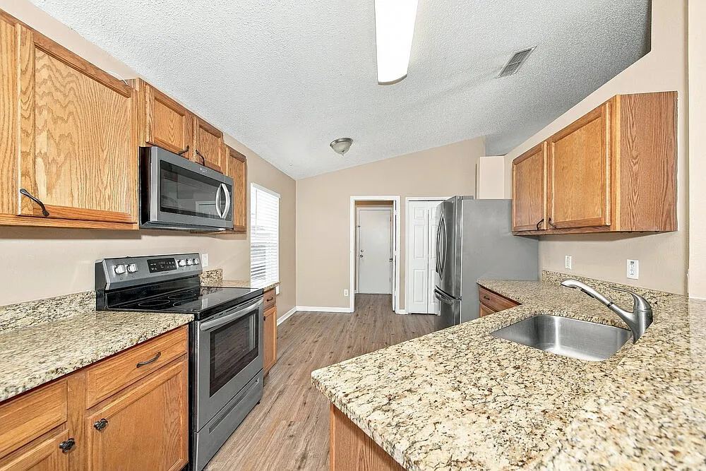 4 bed, 2.0 bath, 2062 sqft, $2,455 — Photo 4