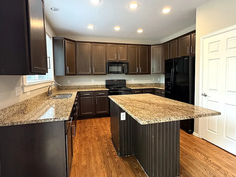 2390 Broadleaf Loop — Photo 9