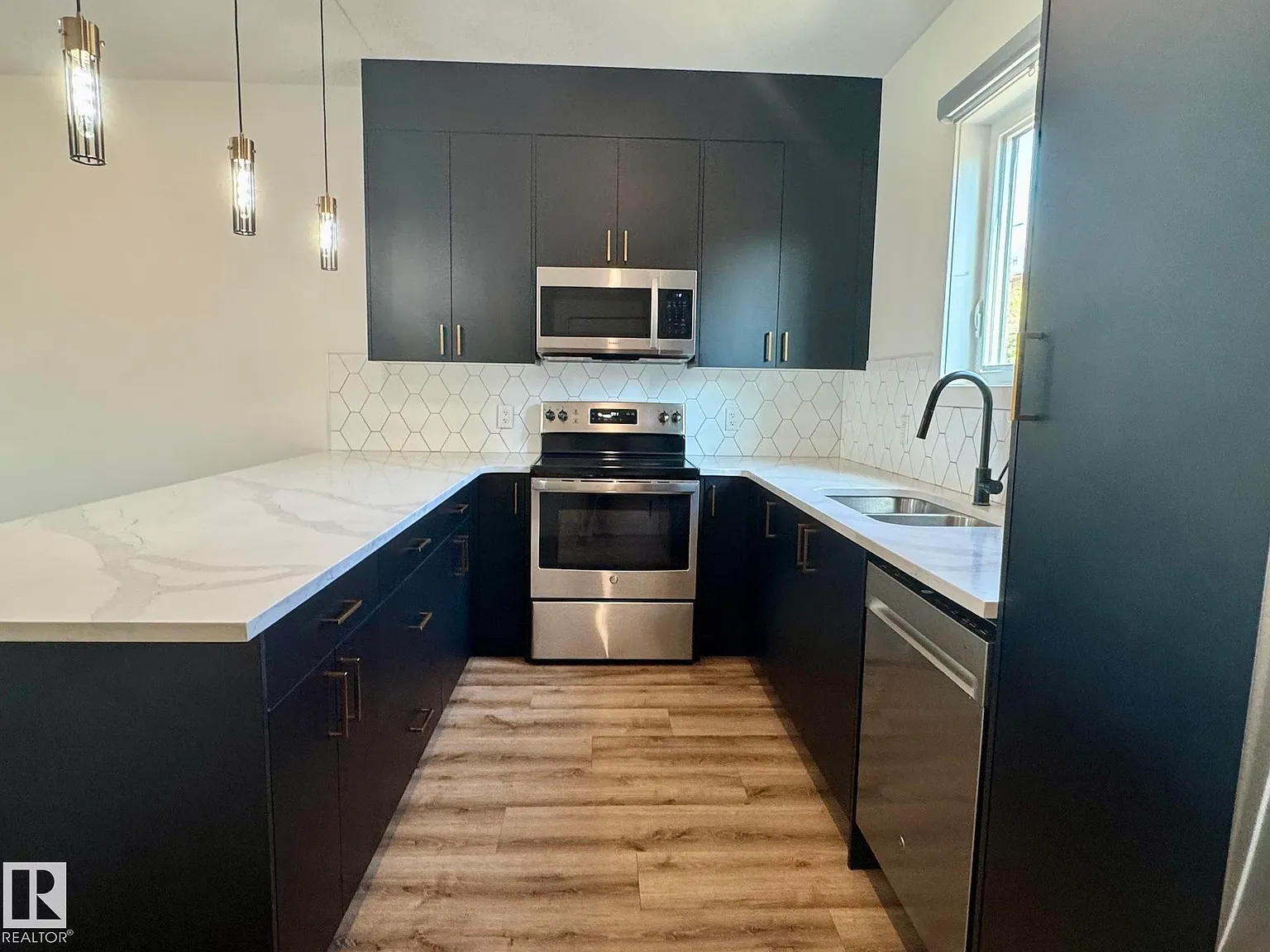 3 bed, 2.5 bath, 1160 sqft, $1,845 — Photo 3