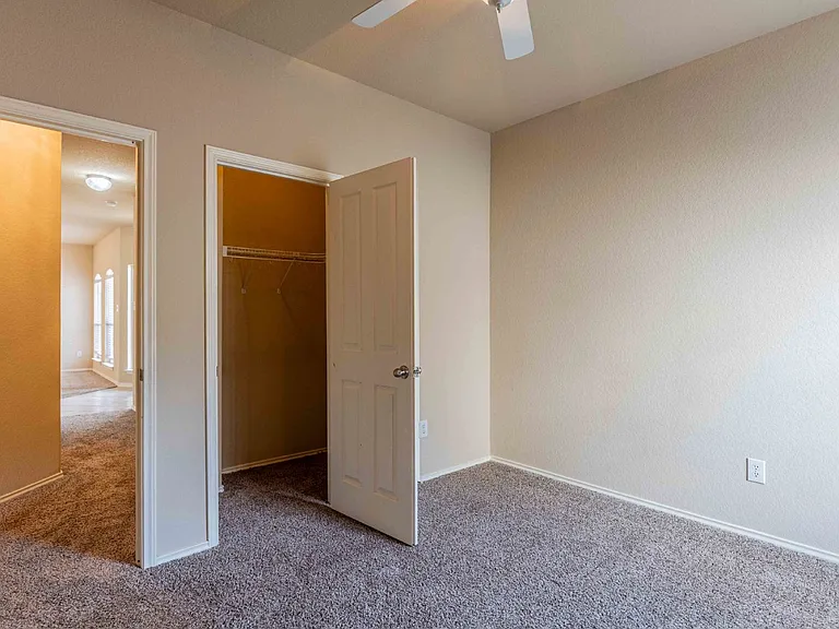 906 Ashbury Blf — Photo 28