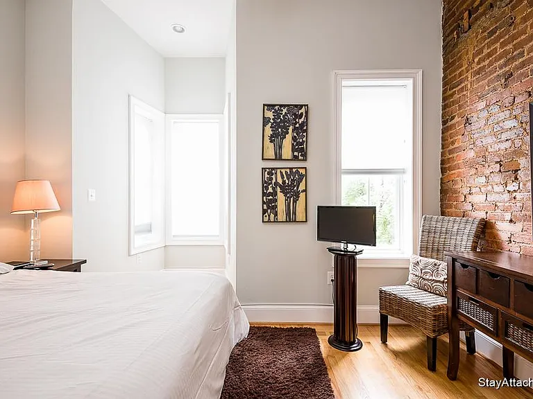 221 E St NE — Photo 11