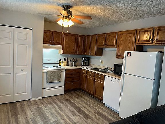 4th image of 422 N 1st St