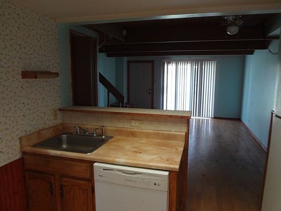 4th image of 459 Meadow Green Ln