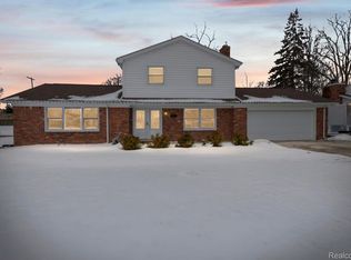 28426 Chatham Rd, Grosse Ile, MI 48138