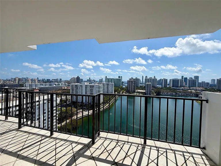 2750 NE 183rd St #Penthouse 10 — Photo 17