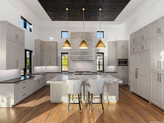 4th image of 121 Greystone Pt