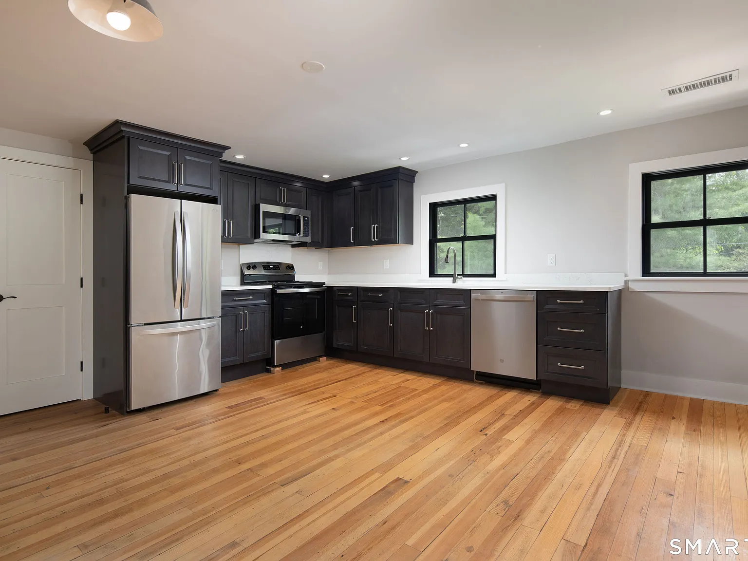 3 bed, 2.0 bath, 2078 sqft, $3,050 — Photo 4