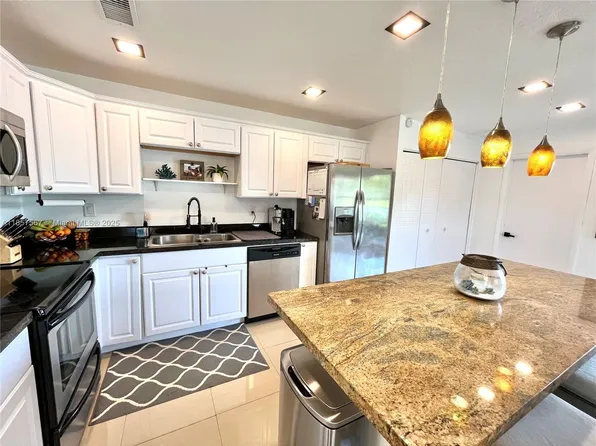 13781 SW 84th St APT H, Miami, FL 33183