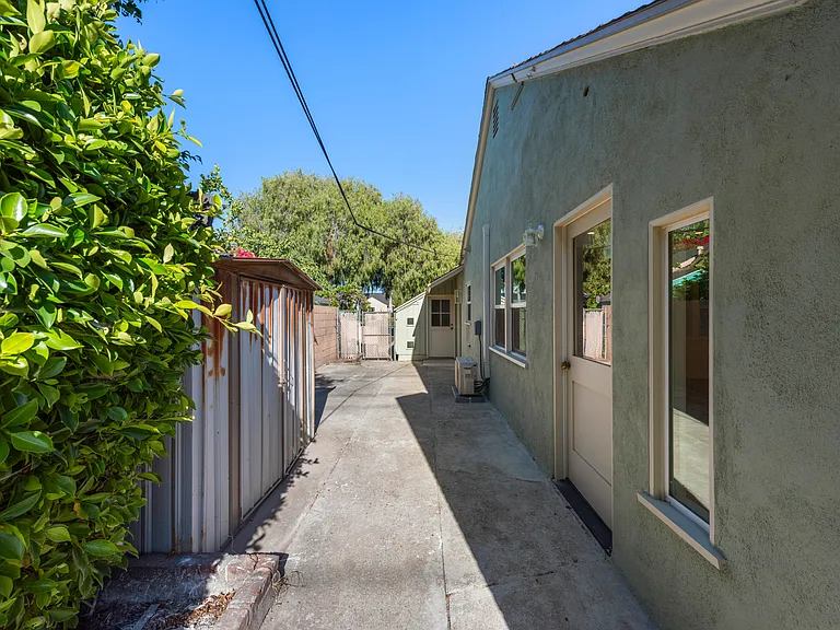 301 Frances St — Photo 29