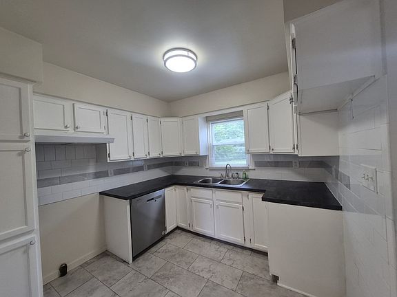 5th image of 210 W Yale Ave