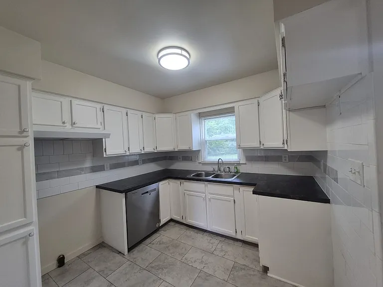 210 W Yale Ave — Photo 5