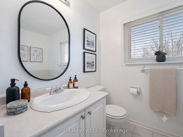 110 Glenashton Dr — Photo 8