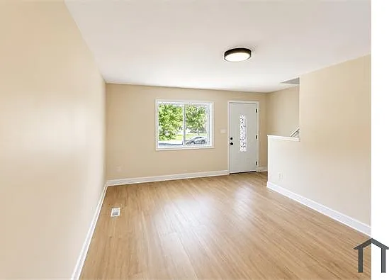 528 Oklahoma Ave NE — Photo 4