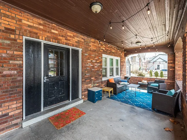 3933 Charlotte St — Photo 3