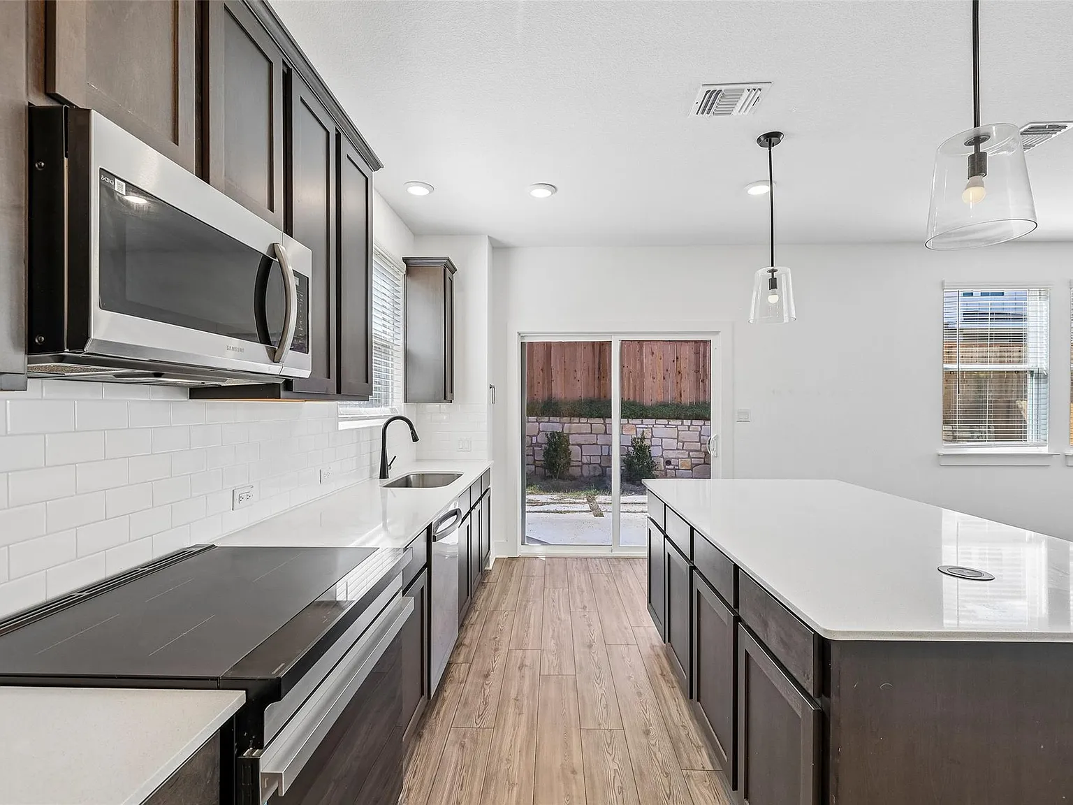 3 bed, 2.5 bath, 1683 sqft, $2,150 — Photo 3