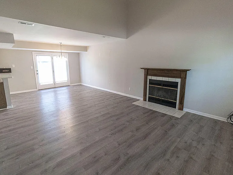 1915 Greenleaves Ct — Photo 2
