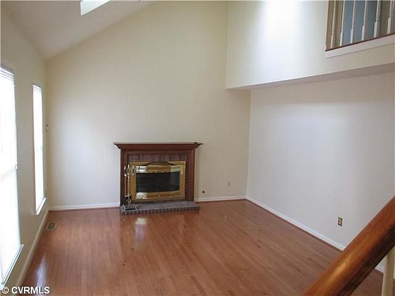 4th image of 4024 Valley Side Dr