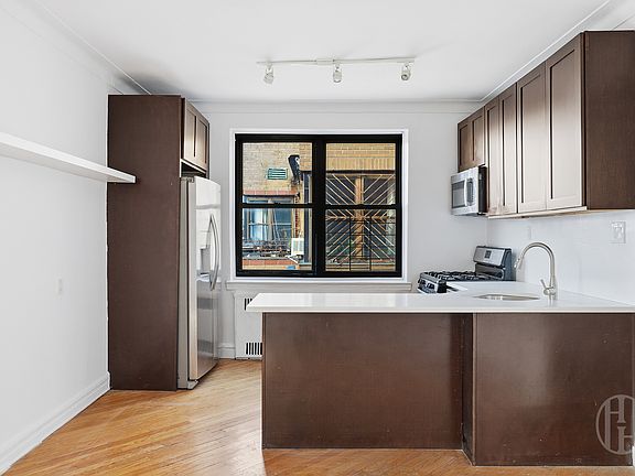 4th image of 919 Park Pl APT 6H