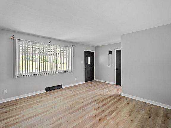 3rd image of 2727 Versailles Ave