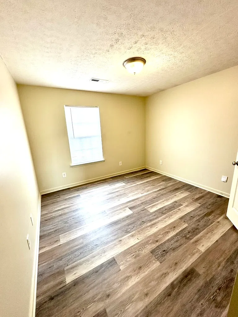 104 Ezra Court - B — Photo 3