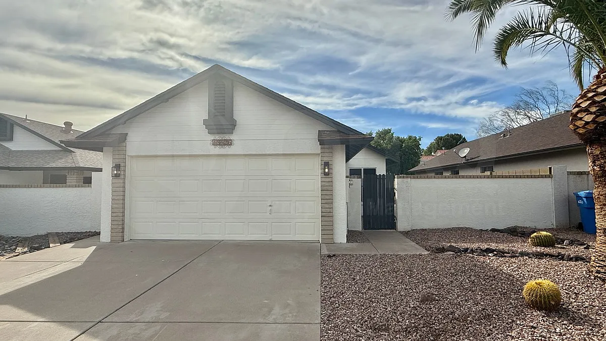 3 bed, 2.0 bath, 1054 sqft, $2,650 — Photo 1