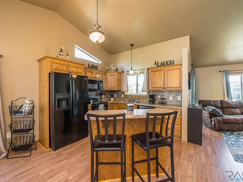 5704 W Oakcrest Dr, Sioux Falls, SD 57107 | Zillow