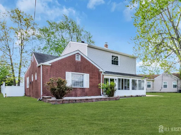 52 Walnut St, Edison, NJ 08817