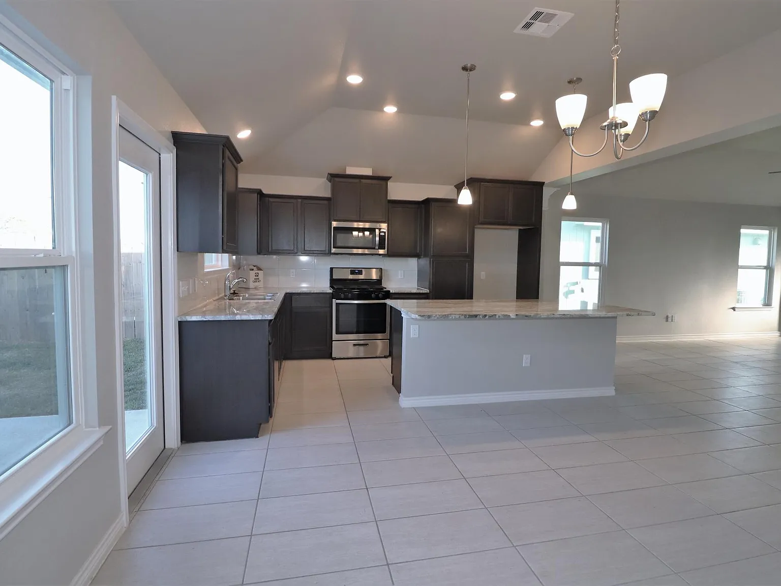 4 bed, 1496 sqft, $2,300 — Photo 4