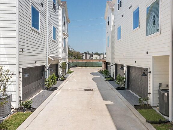 3rd image of 713 Wilshire Brook Ln #2076