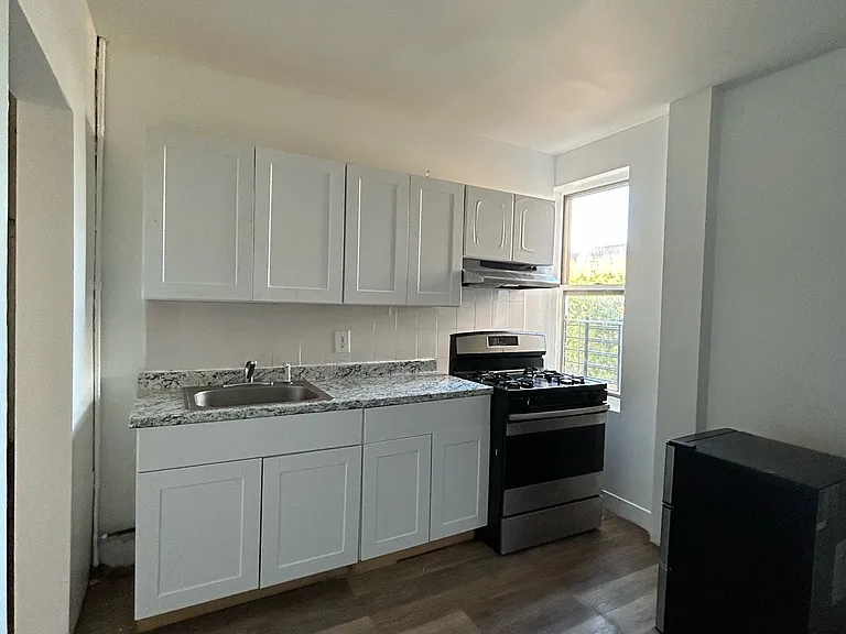 201 Claremont Ave #10 — Photo 16