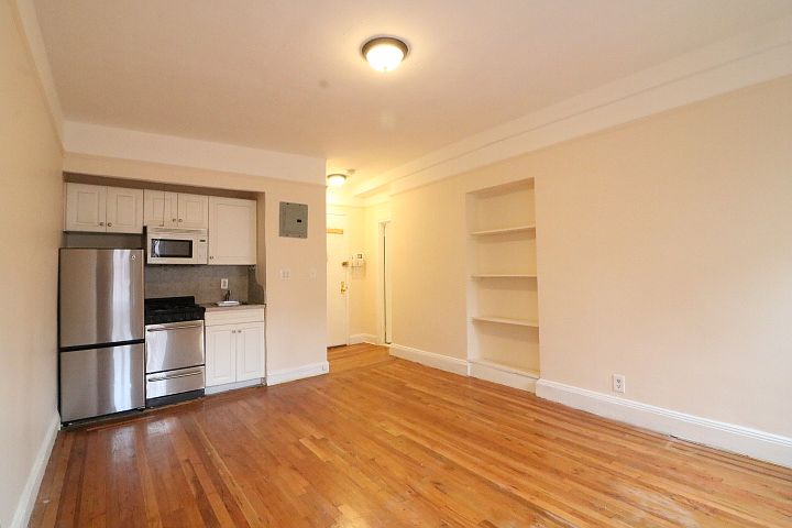 2nd image of 465 W 51st St #3DR