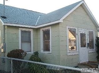 5 Lexington Walk, Island Park, NY 11558