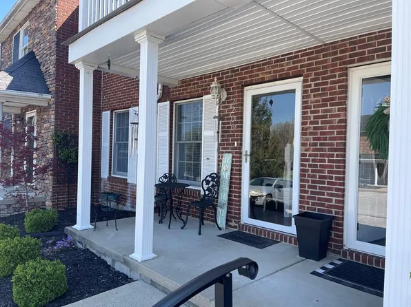 2206 Buckingham Sq, Maysville, KY 41056