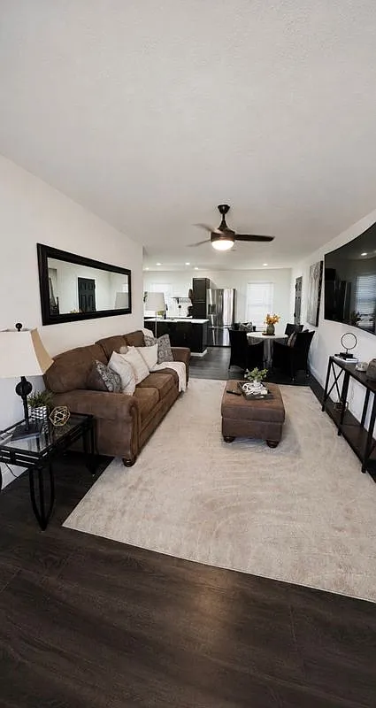 3 bed, 1.0 bath, 1088 sqft, $1,680 — Photo 2