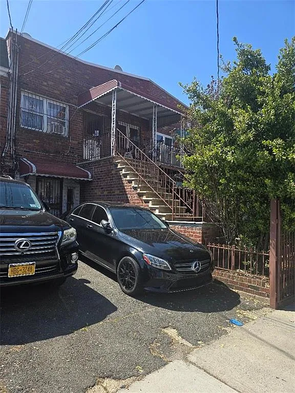 1054 E 100th St photo 1