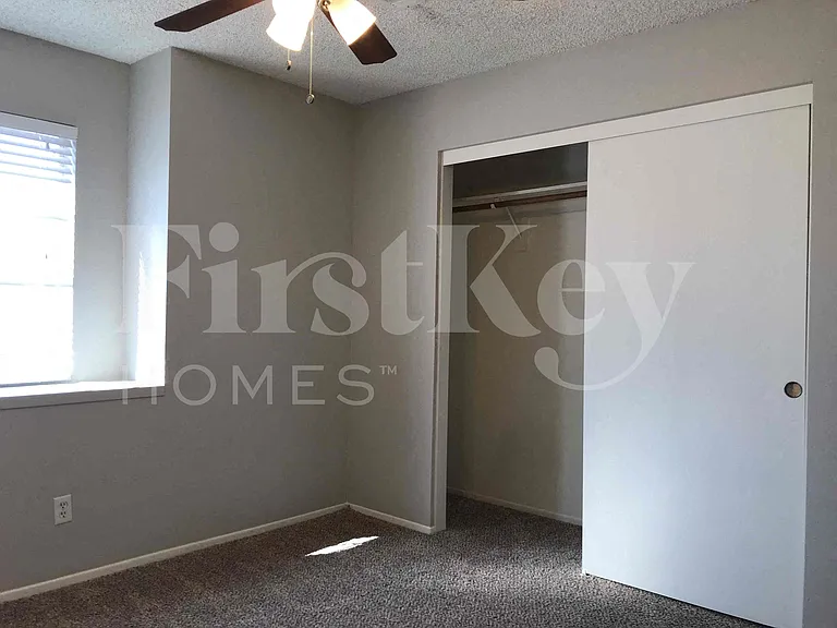 526 E Topeka Dr — Photo 14
