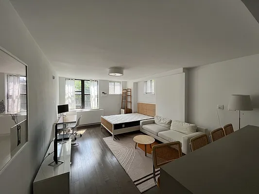 Rented by R New York | media 6