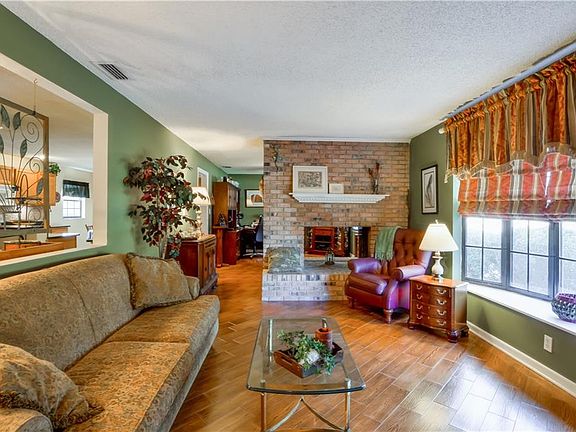3rd image of 475 Carrigan Ave