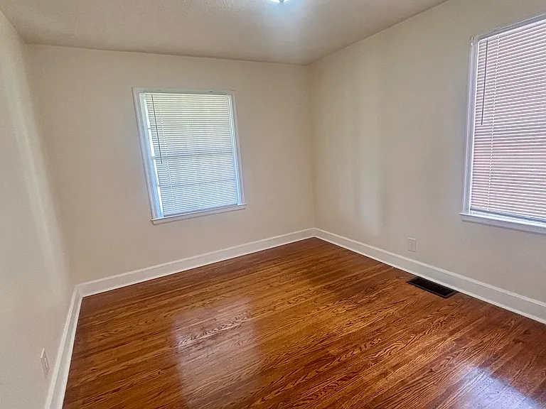 1305 Larchmont Ave — Photo 7