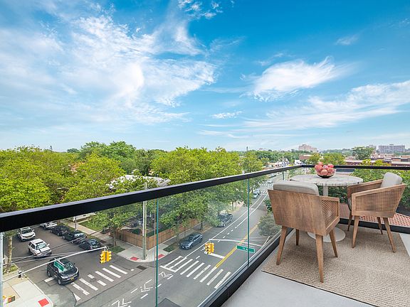 4th image of 71-82 Parsons Blvd #503